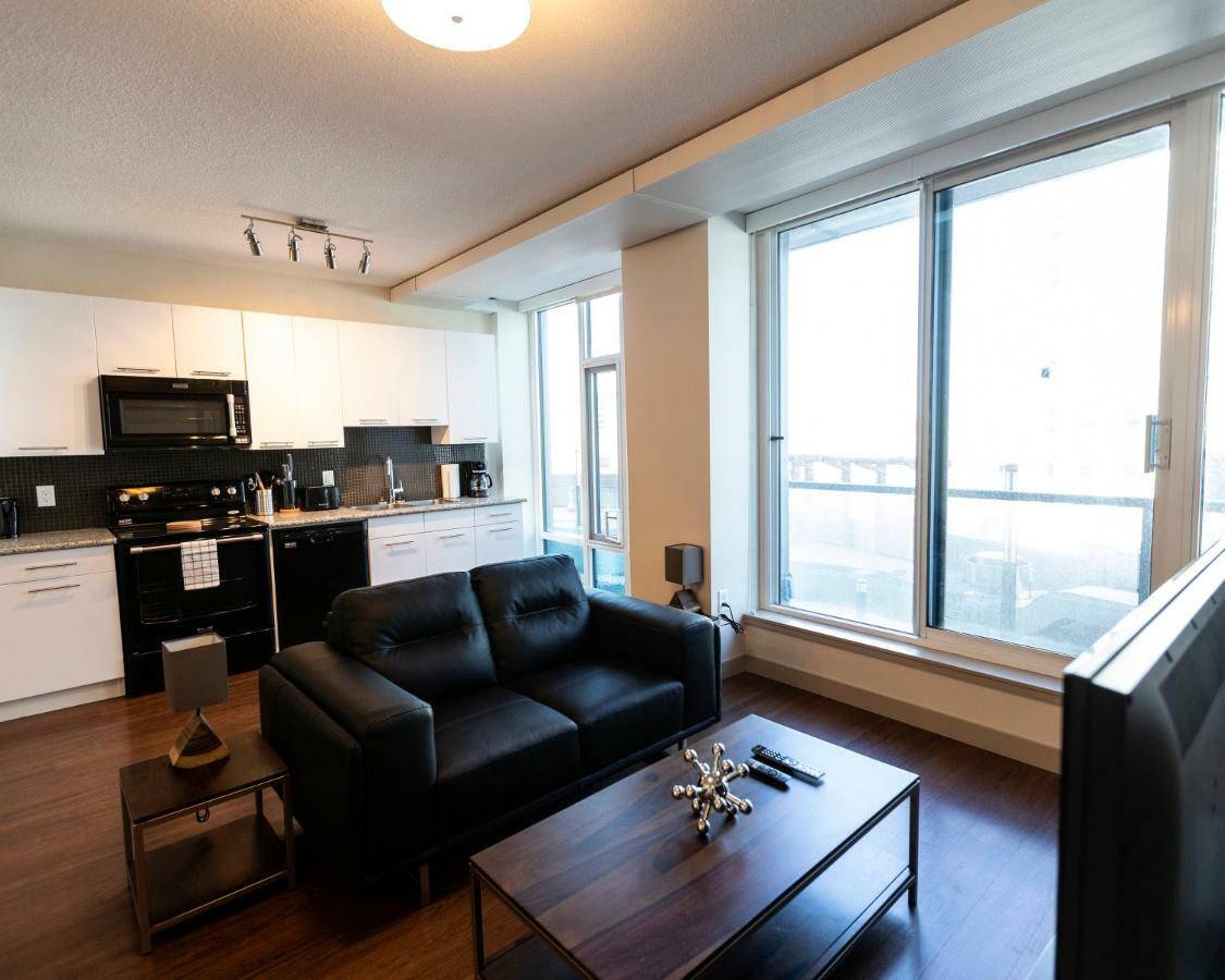 Mayfair Luxe Suites Premium By Corporate Stays 에드먼턴 외부 사진